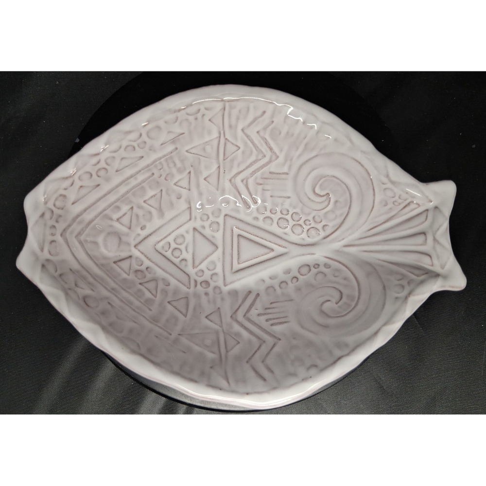 White ceramic dish with geometric and swirl patterns boat-shaped w/soap fish - Picture 4 of 11